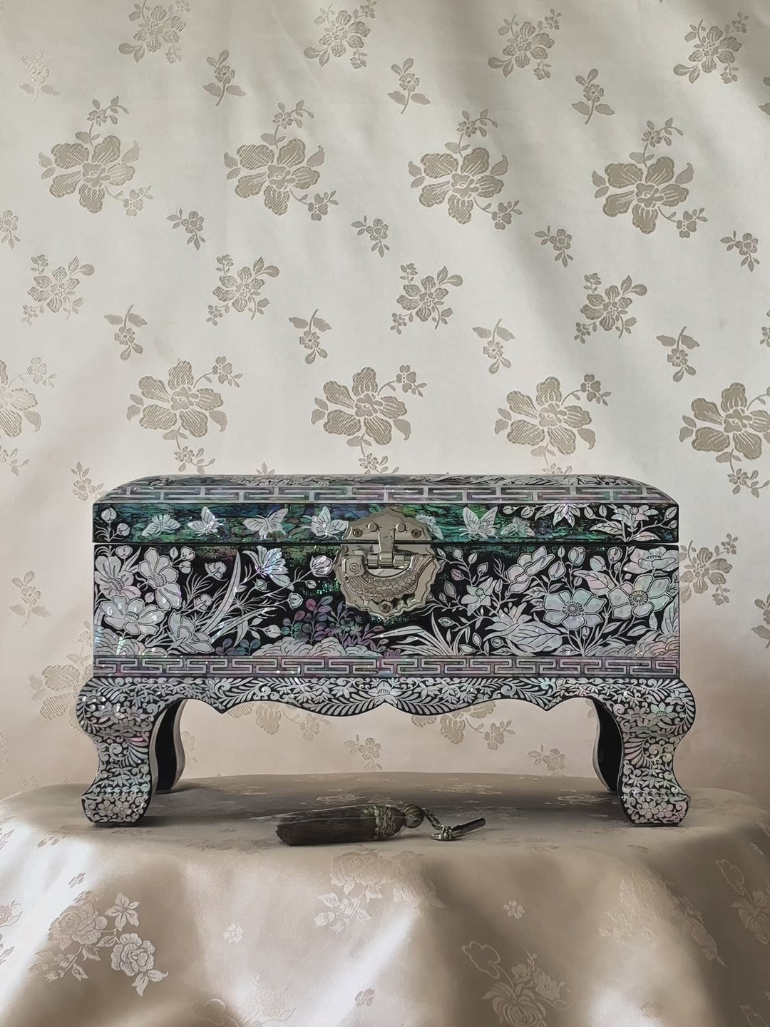 Mother-of-Pearl Legged Jewelry Box: Mandarin Duck Pair on Abalone-Shell Ground