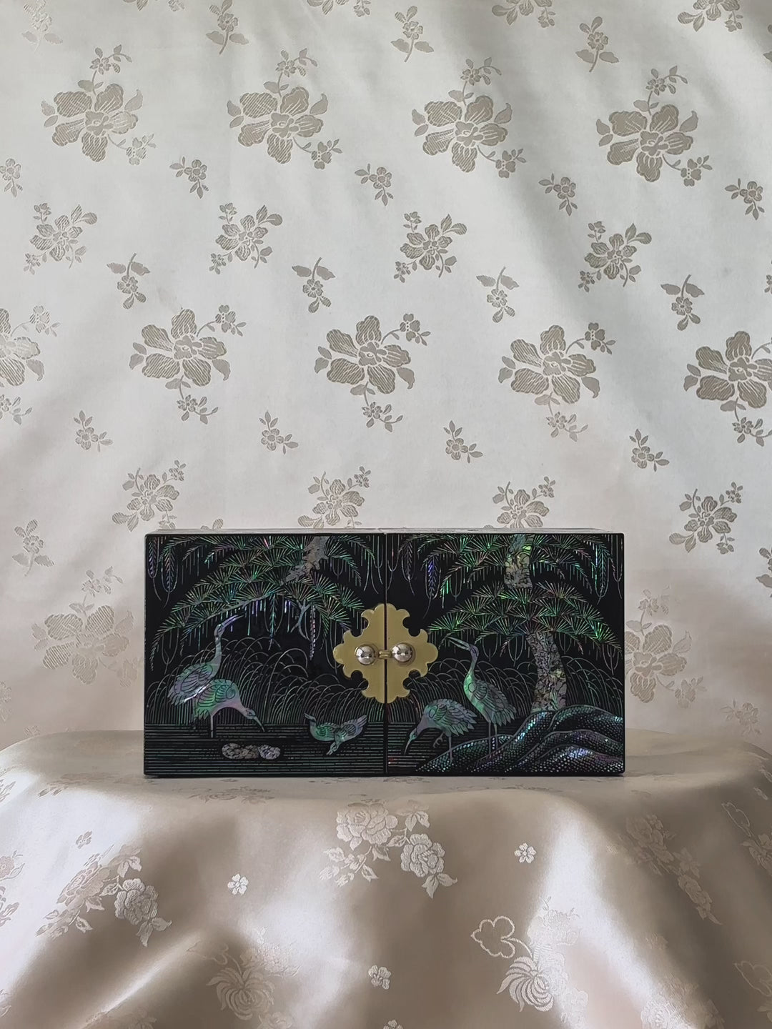 Mother-of-Pearl Double Chest (Ssanghap): Grand-Scale, Crane Family beneath Pine Trees
