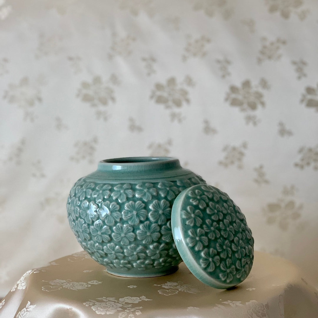 手作りの韓国の伝統的な青磁の花瓶、蓋付き