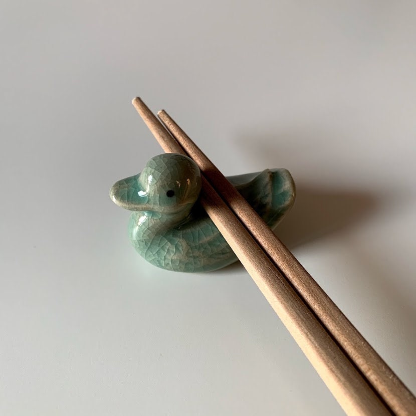 韓国の伝統的な青磁のスプーンと箸置き