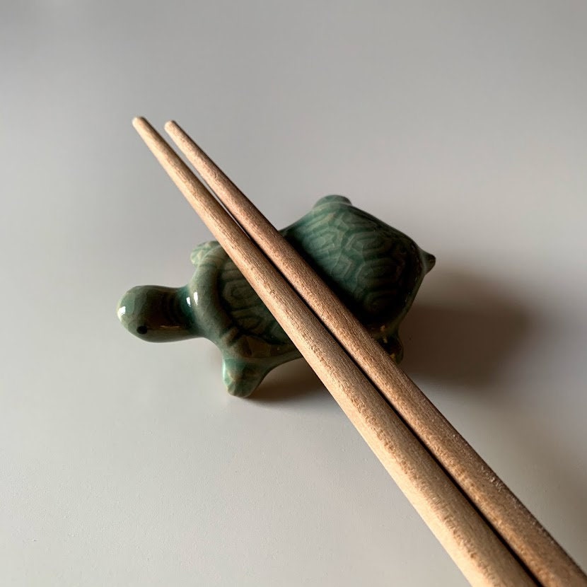 韓国の伝統的な青磁のスプーンと箸置き