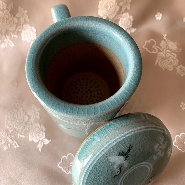 Traditionelle koreanische Seladon-Teetasse mit Aufguss-Kranich-Muster