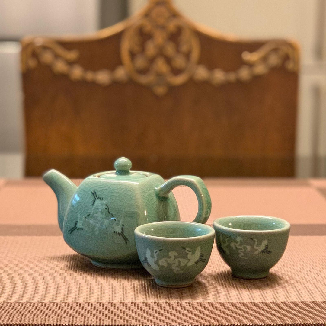 Celadon Set of Tea Pot and Cups with Inlaid Crane and Cloud Pattern (청자 상감 운학문 2인 다기 세트)