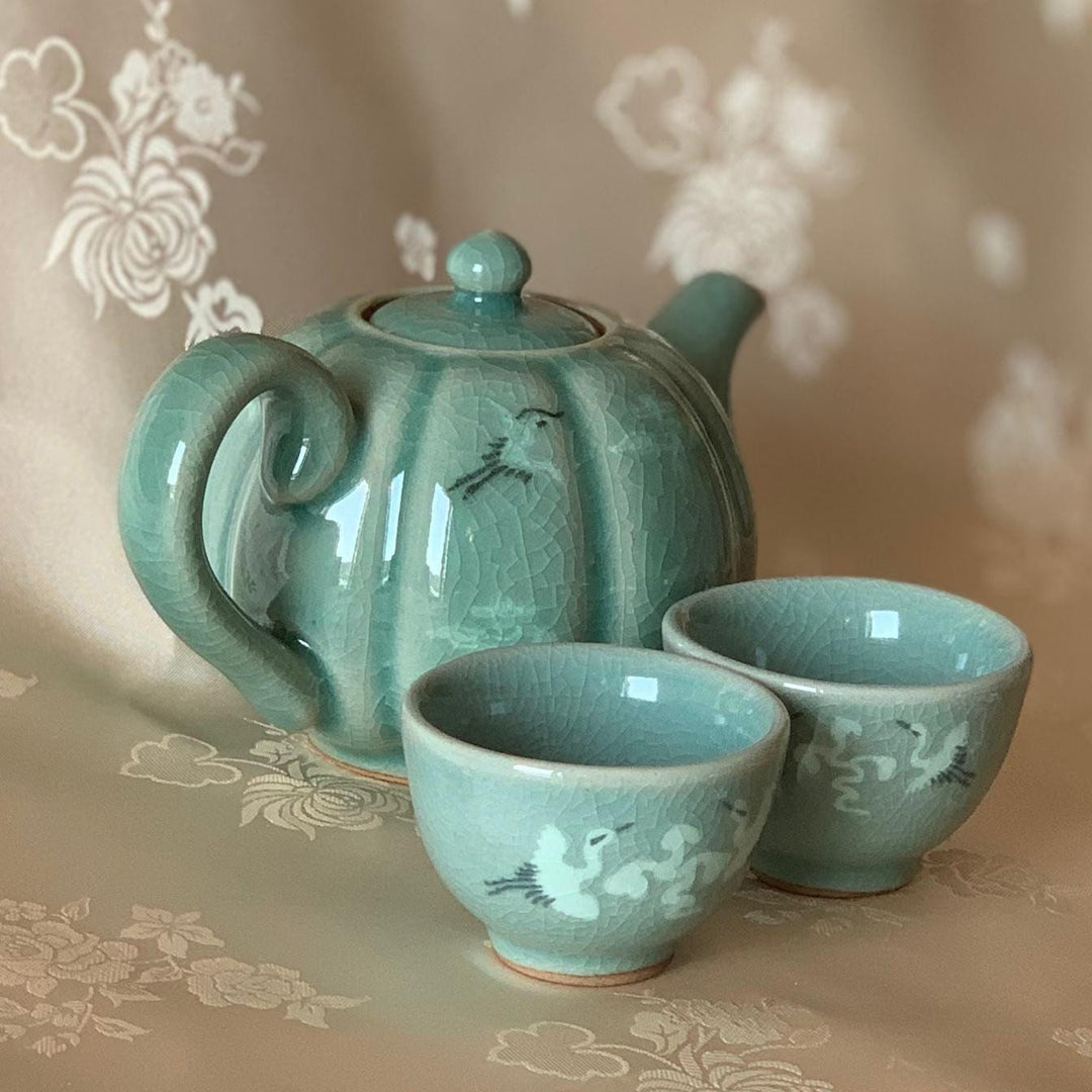 Celadon-Set aus kürbisförmigen Teekannen und Tassen mit eingelegtem Kranich- und Wolkenmuster (청자 상감 운학문 2인 다기 세트)