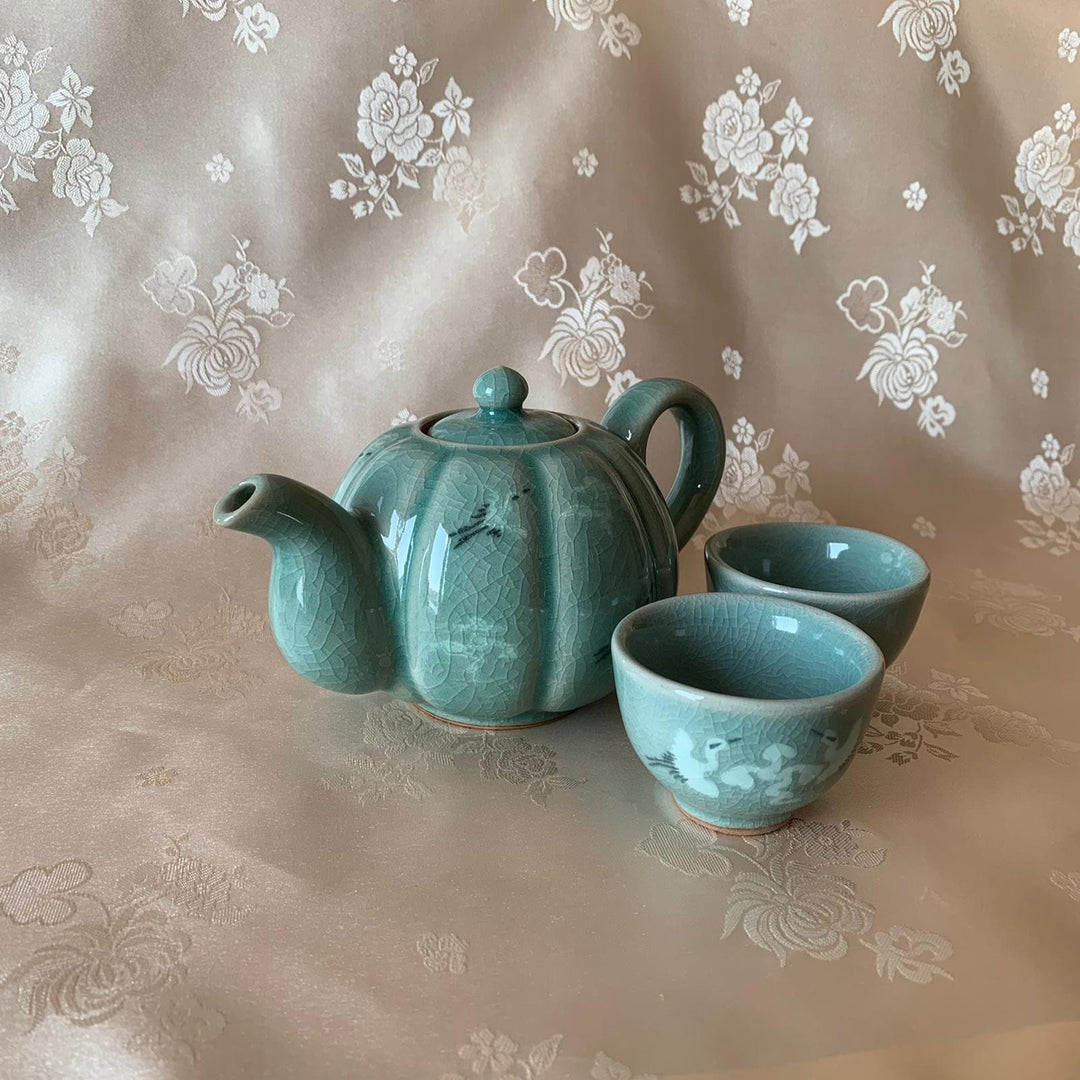 Celadon-Set bestehend aus Teekanne und Tassen mit eingelegtem Kranich und Wolke (2. Geburtstag)