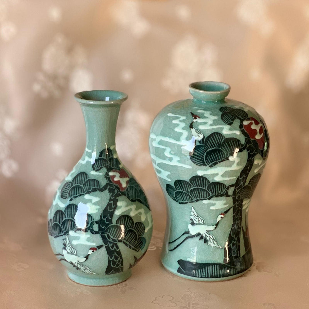Celadon-Set mit 3 Vasen mit geprägtem Kiefernmuster (청자 양각 송학문 호 세트)