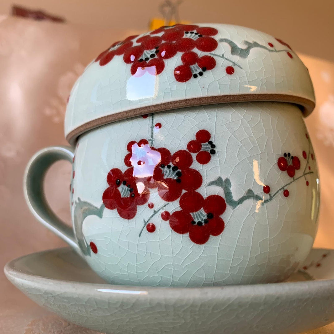 韓国の伝統的な青磁のプレート付きティーカップ - 花模様
