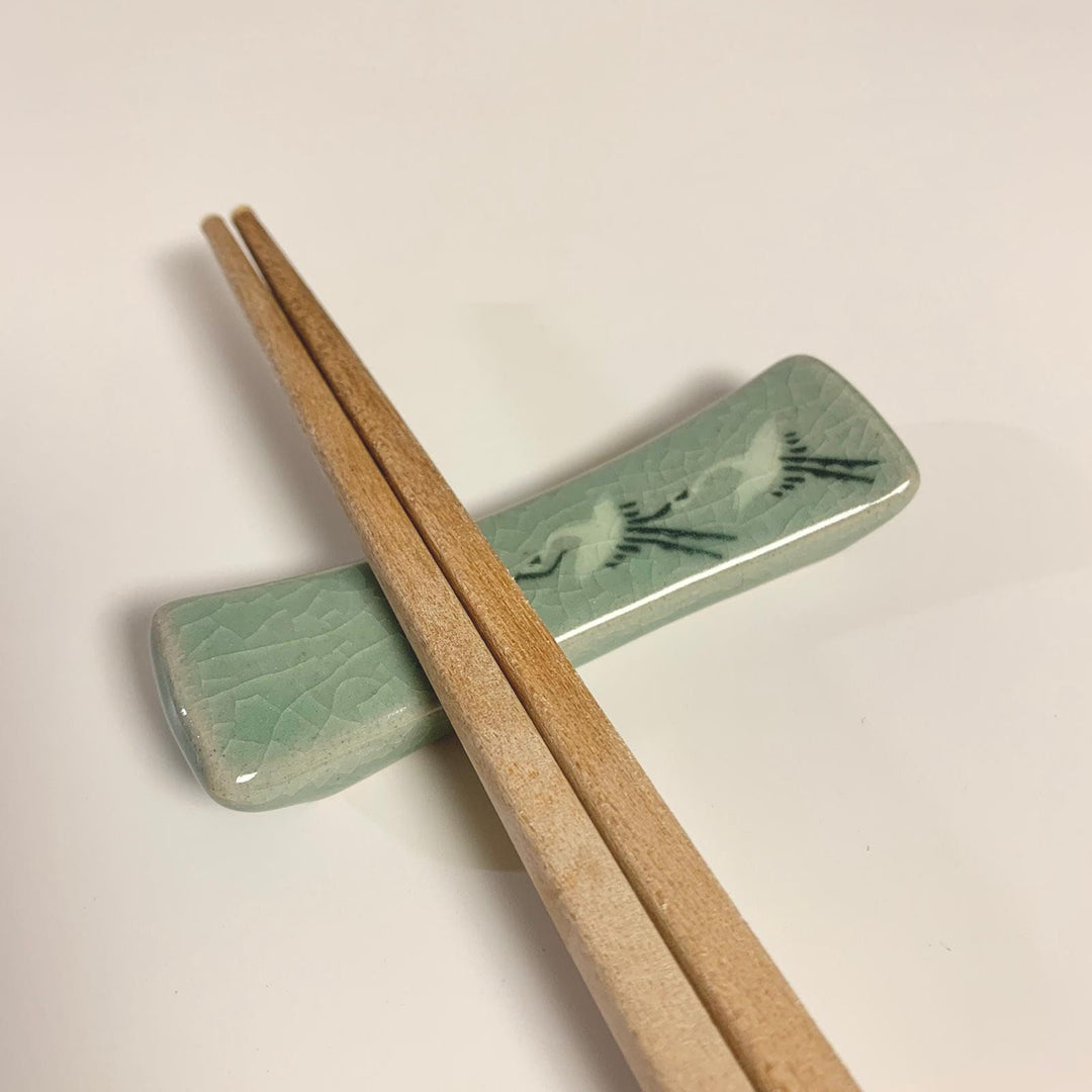 Celadon-Set aus Suppen- und Reisschüsseln mit Kranichmuster, inklusive Essstäbchenablage (청자 상감 학문 그릇 세트)