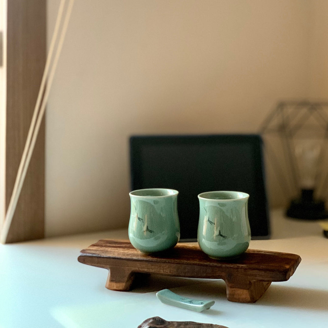 Koreanisches traditionelles Celadon-Teetassen-Set mit 2 Teetassen – Kranichmuster