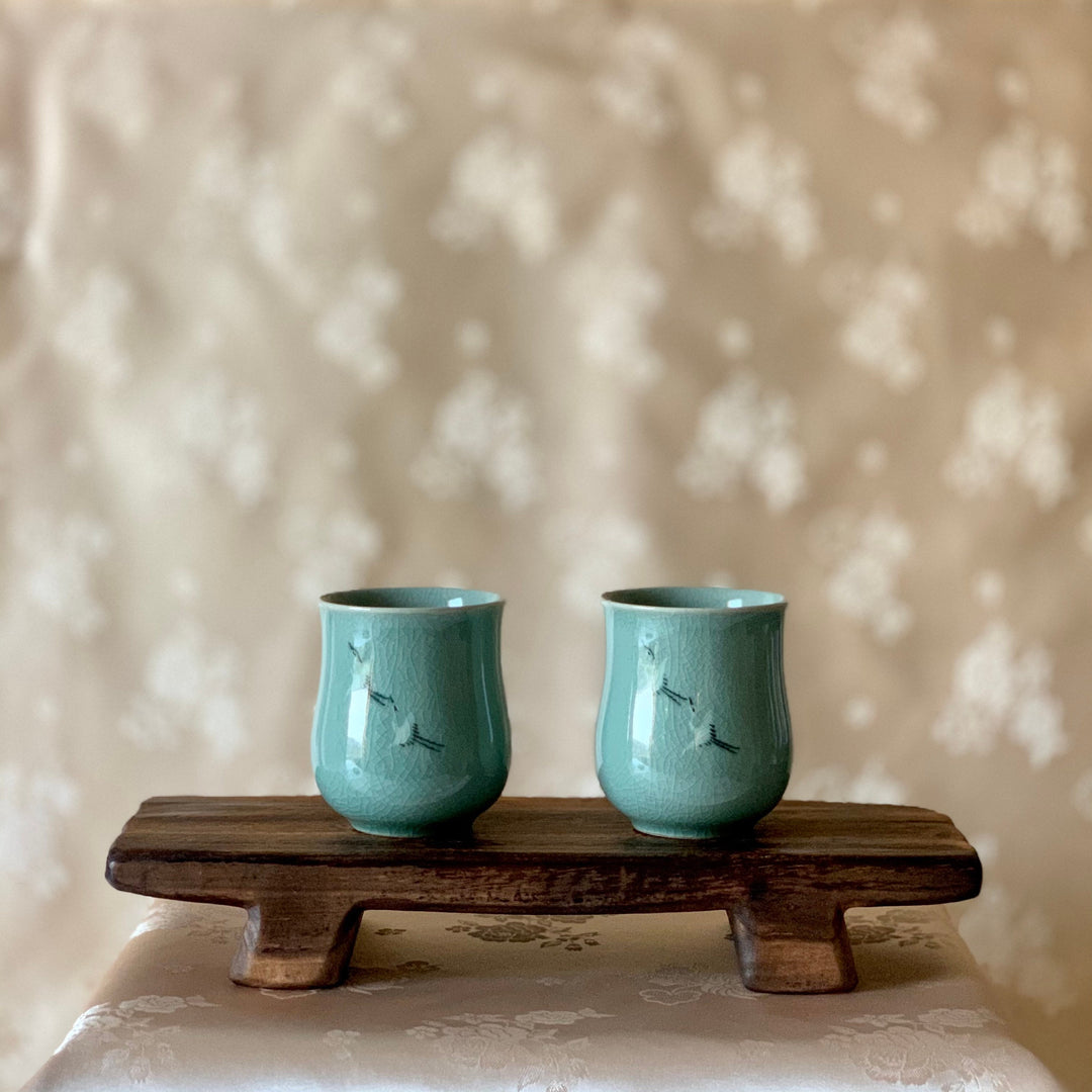 Seladon-Set aus zwei Teetassen mit eingelegtem Kranichmuster (청자 상감 학문 찻잔)