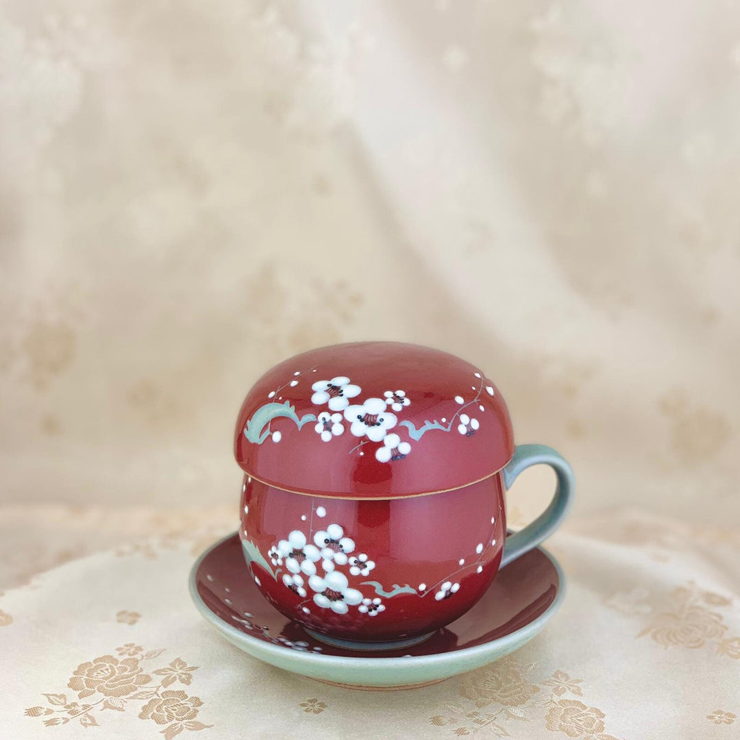 Rote Seladon-Teetasse mit Pflaumenblütenmuster, inklusive Teesieb und Teller (청자 동화 매화문 찻잔)