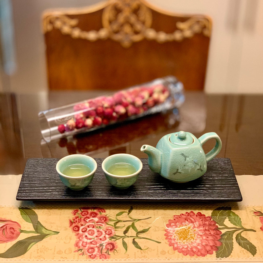 Celadon-Set bestehend aus Teekanne und Tassen mit eingelegtem Kranich und Wolke (2. Geburtstag)
