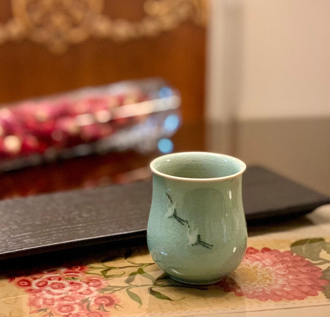 Celadon Set of Two Tea Cups with Inlaid Cranes Pattern (청자 상감 학문 찻잔)