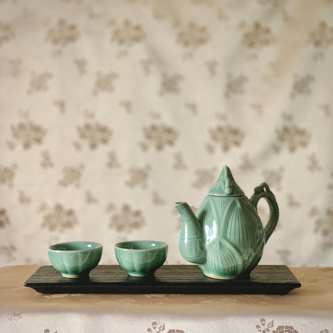Celadon Set of Bamboo Shoot Shaped Beverage Pot and Cups (청자 음각 죽순형 주전자 세트)