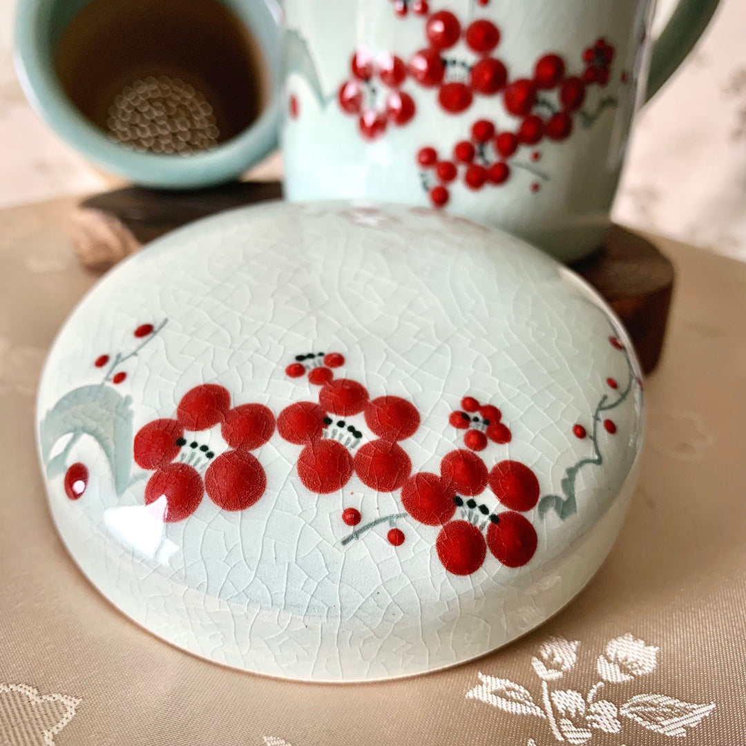 Weiße Seladon-Teetasse mit rotem Pflaumenmuster (청자 백상감 매화문 머그잔)