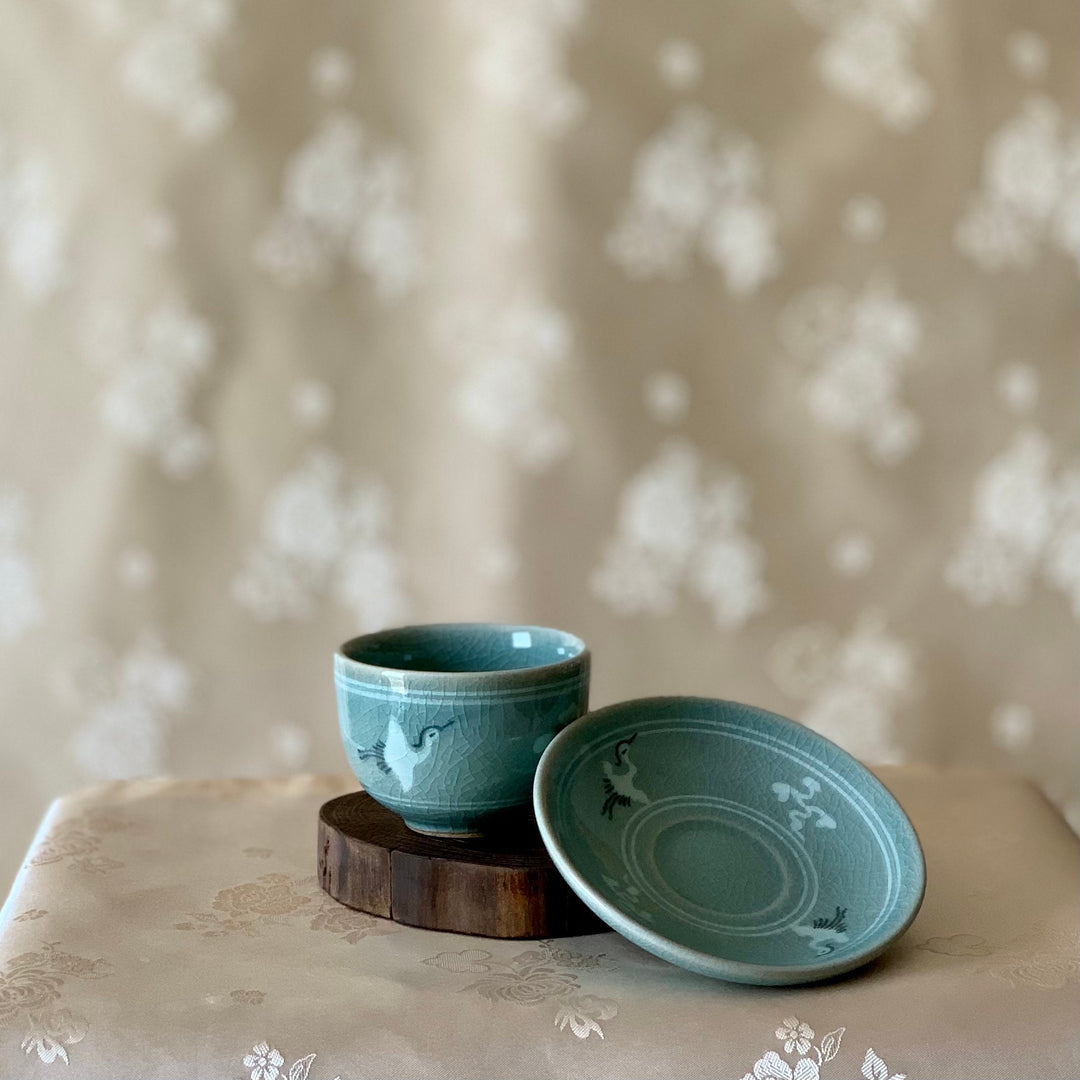 韓国の伝統的な青磁の茶器セット - 鶴と雲の文様