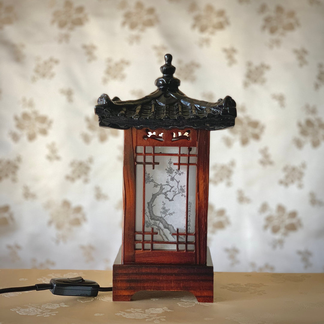 Koreanische traditionelle Akzent-Tischlampe aus Holz mit Giwa-Dach