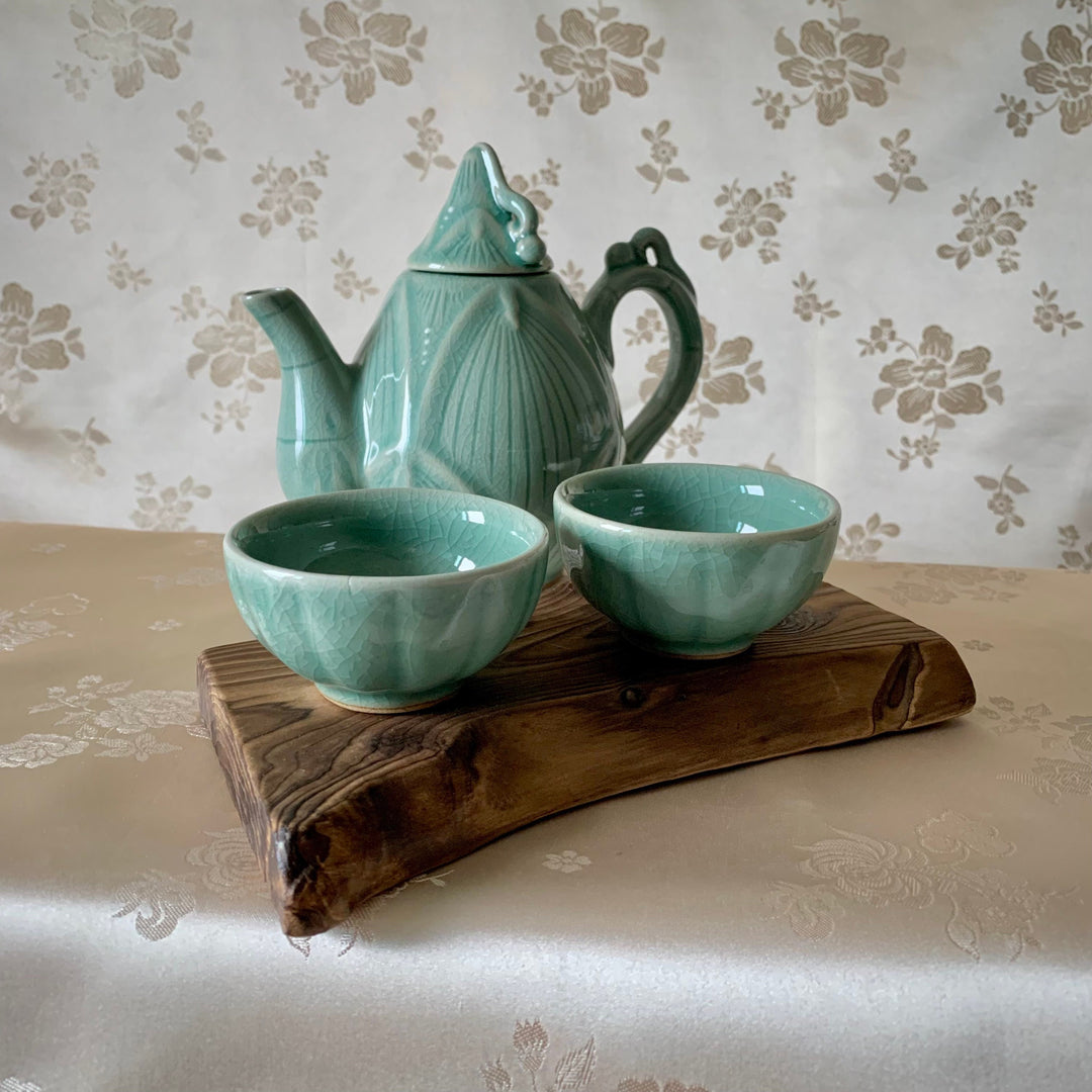 Celadon Set of Bamboo Shoot Shaped Beverage Pot and Two Cups (청자 음각 죽순형 주전자 세트)