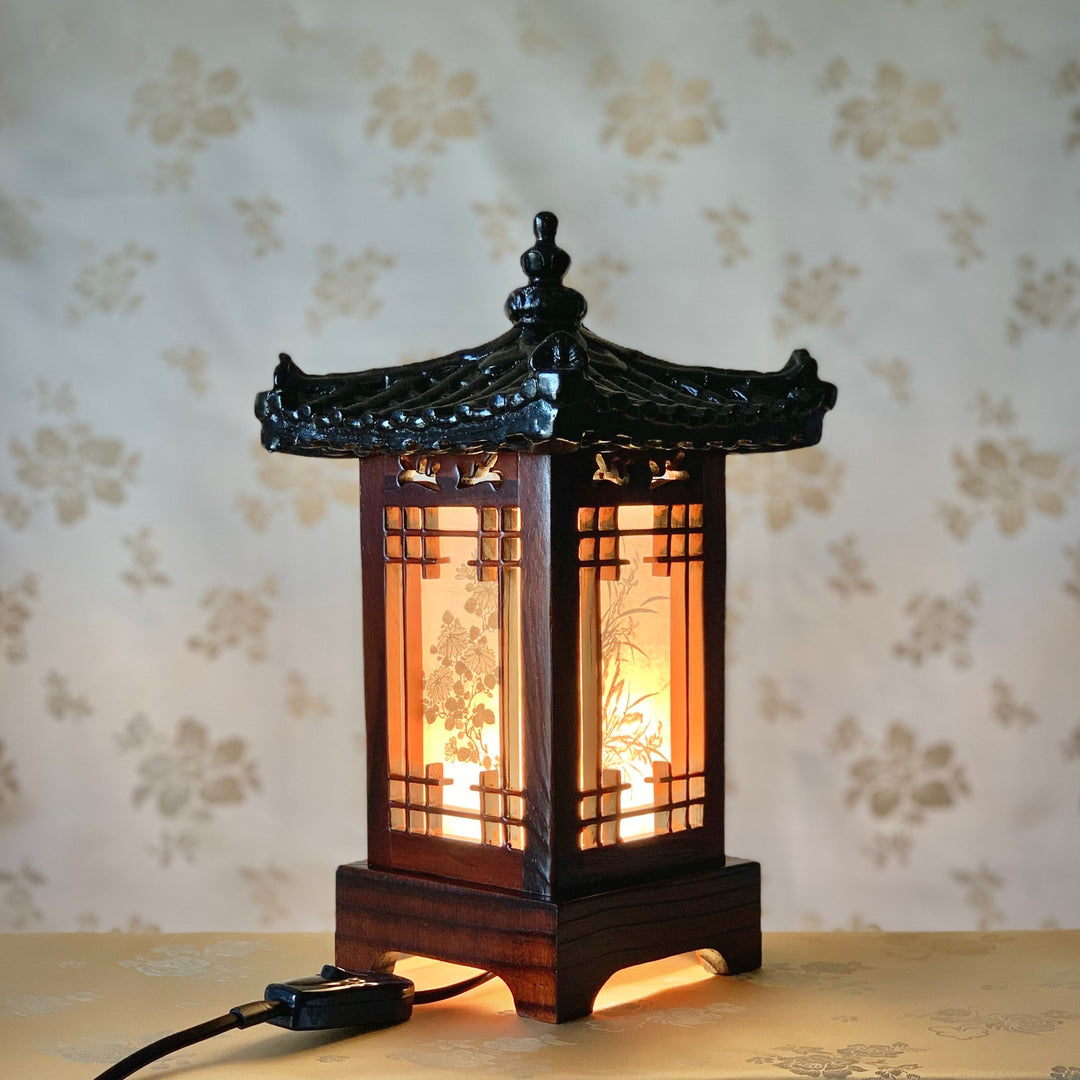 Akzent-Tischlampe aus Holz mit quadratischem Giwa-Dach (목재 사각기와 등)