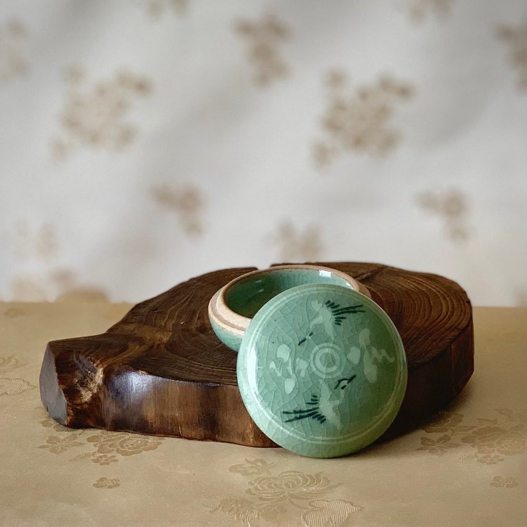 Celadon Small Size Covered Box with Inlaid Crane and Cloud (청자 상감 운학문 합)