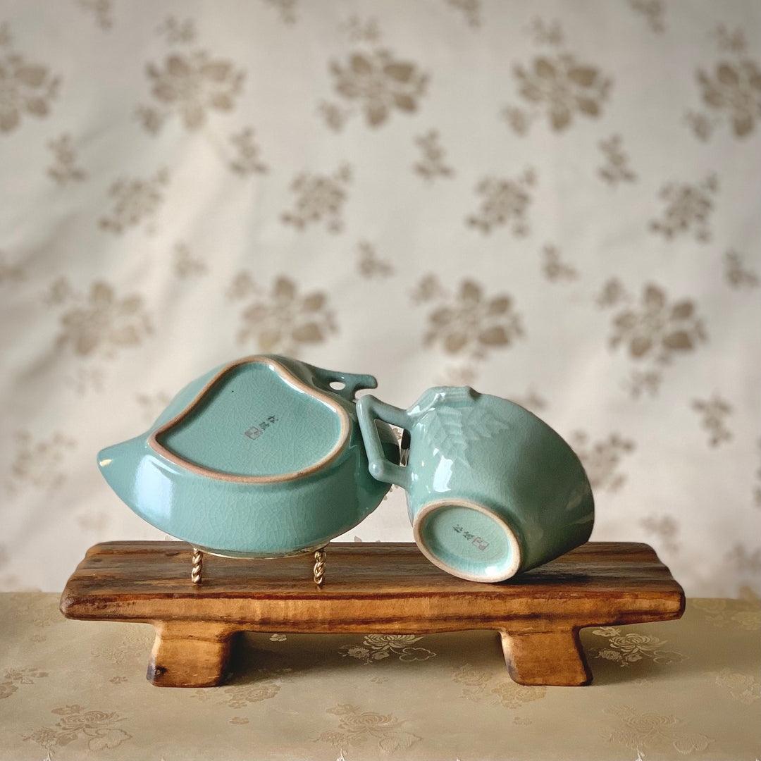韓国の伝統的な青磁のティーカップと皿のセット