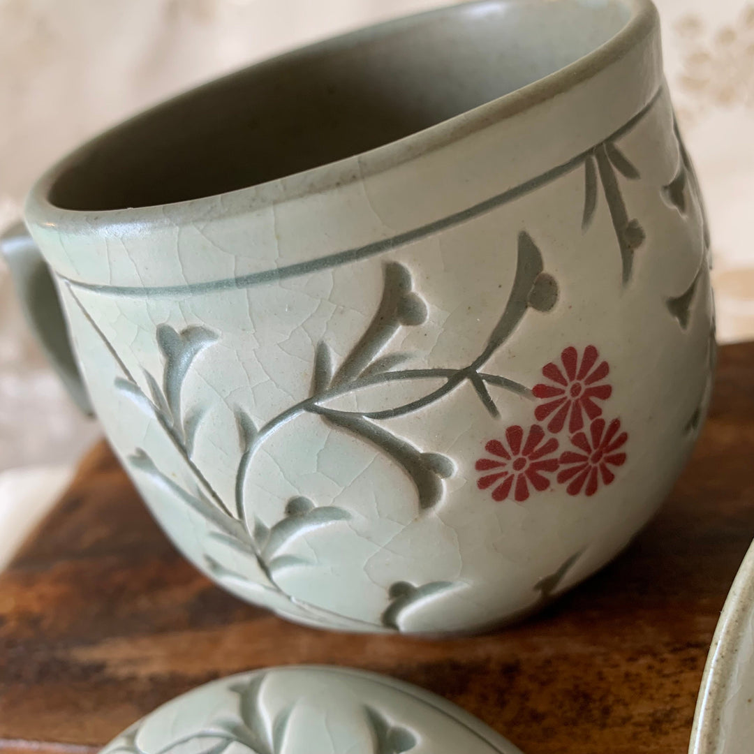 Grayish Blue Powdered Celadon Tea Cup with Red Chrysanthemum Pattern (분청 국화문 찻잔)
