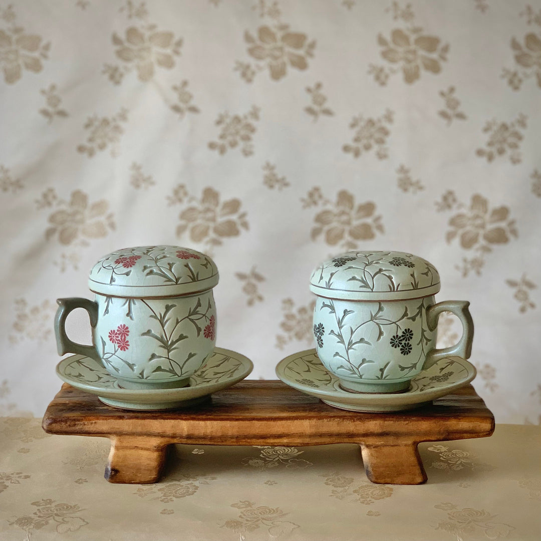 Set aus zwei Teetassen mit Chrysantheme in graublauem Pulver aus Seladon, inklusive Teesieb und Teller (분청 국화문 찻잔 세트)