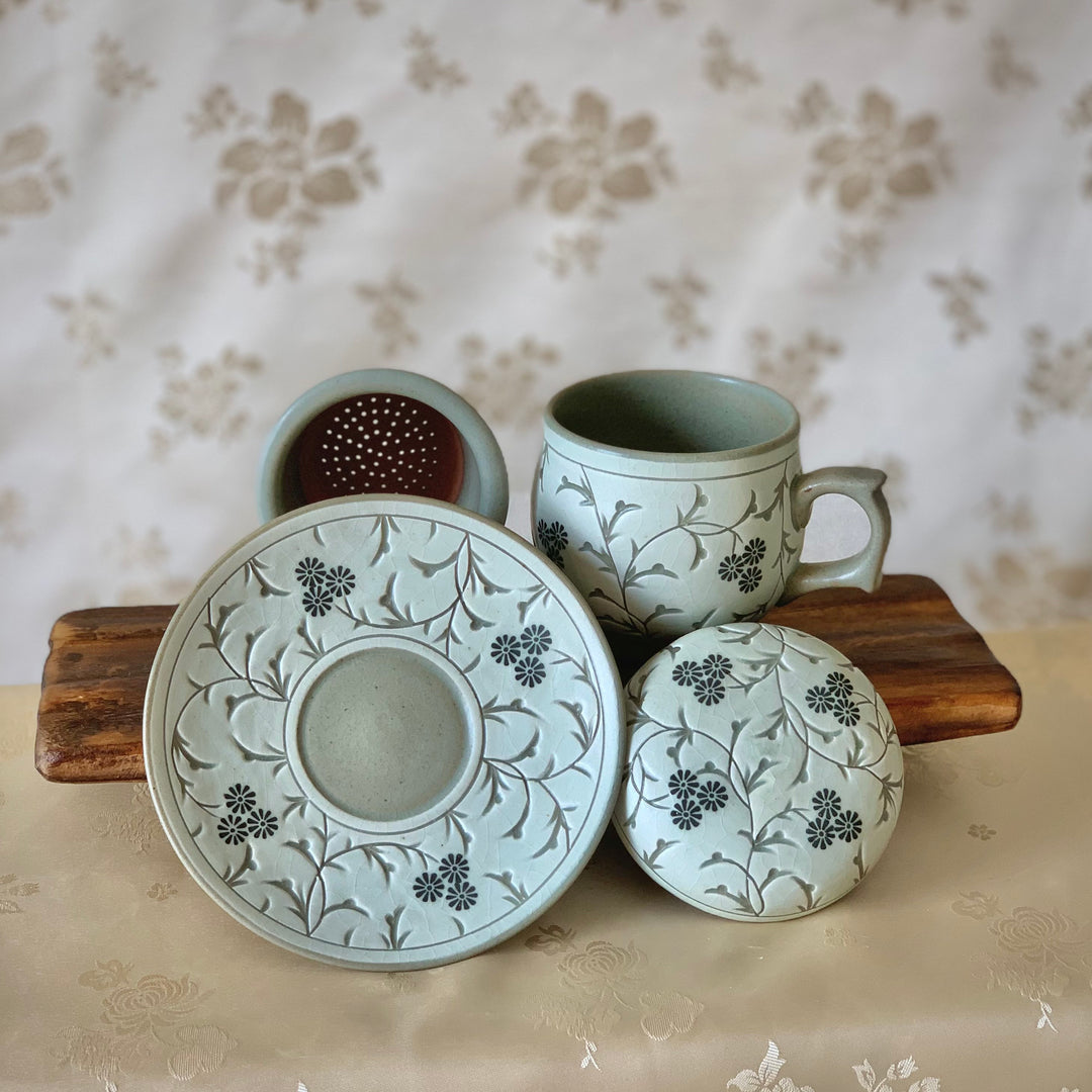 Set aus zwei Teetassen mit Chrysantheme in graublauem Pulver aus Seladon, inklusive Teesieb und Teller (분청 국화문 찻잔 세트)