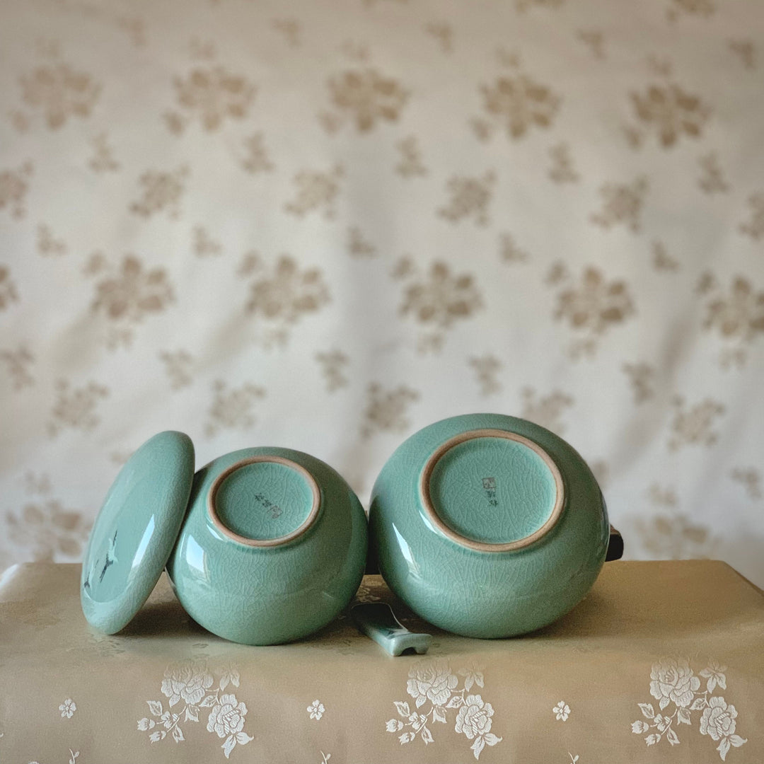 Celadon-Set aus Suppen- und Reisschüsseln mit Kranichmuster, inklusive Essstäbchenablage (청자 상감 학문 그릇 세트)