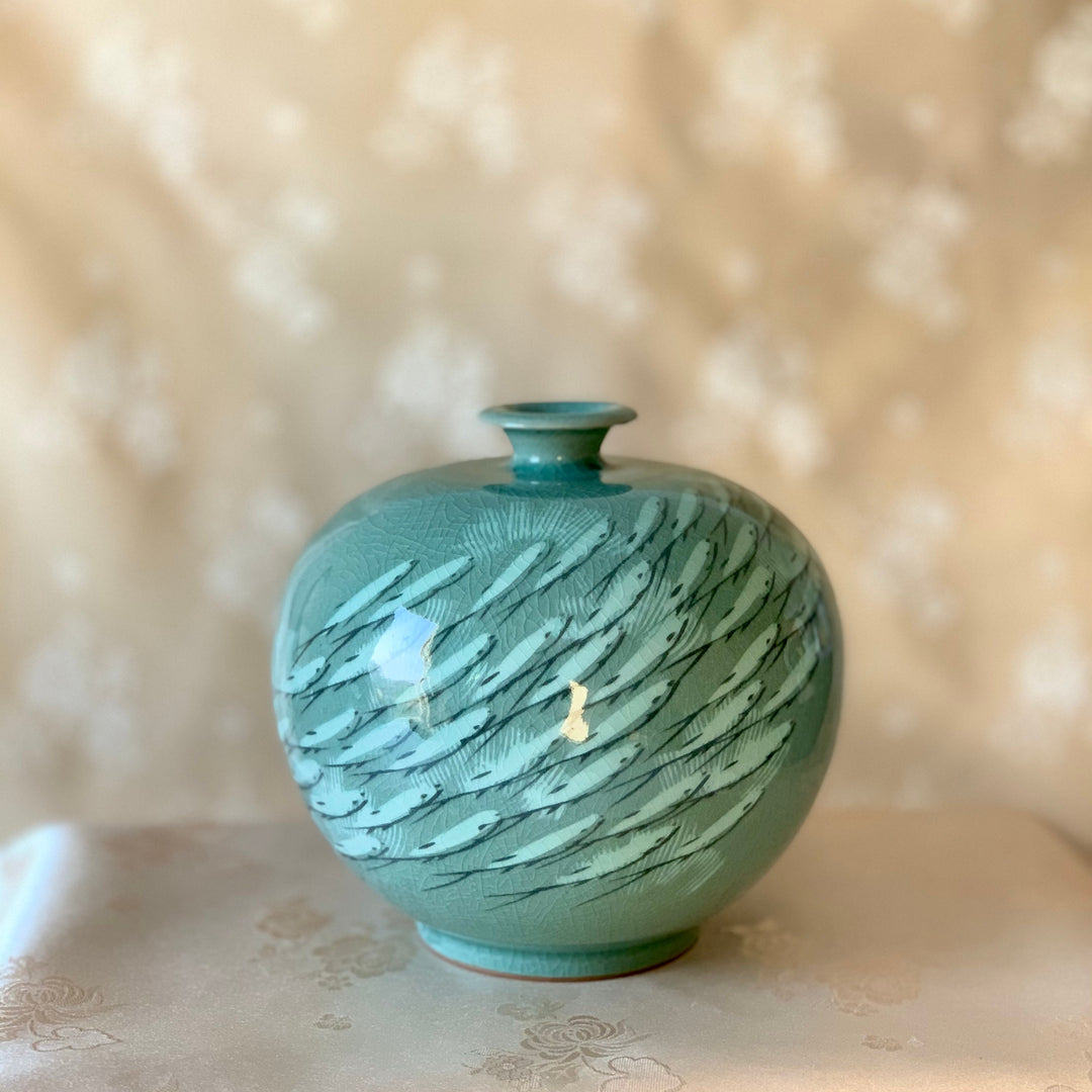 Celadon Vase with Inlaid Fish Pattern (청자 송사리문 호)