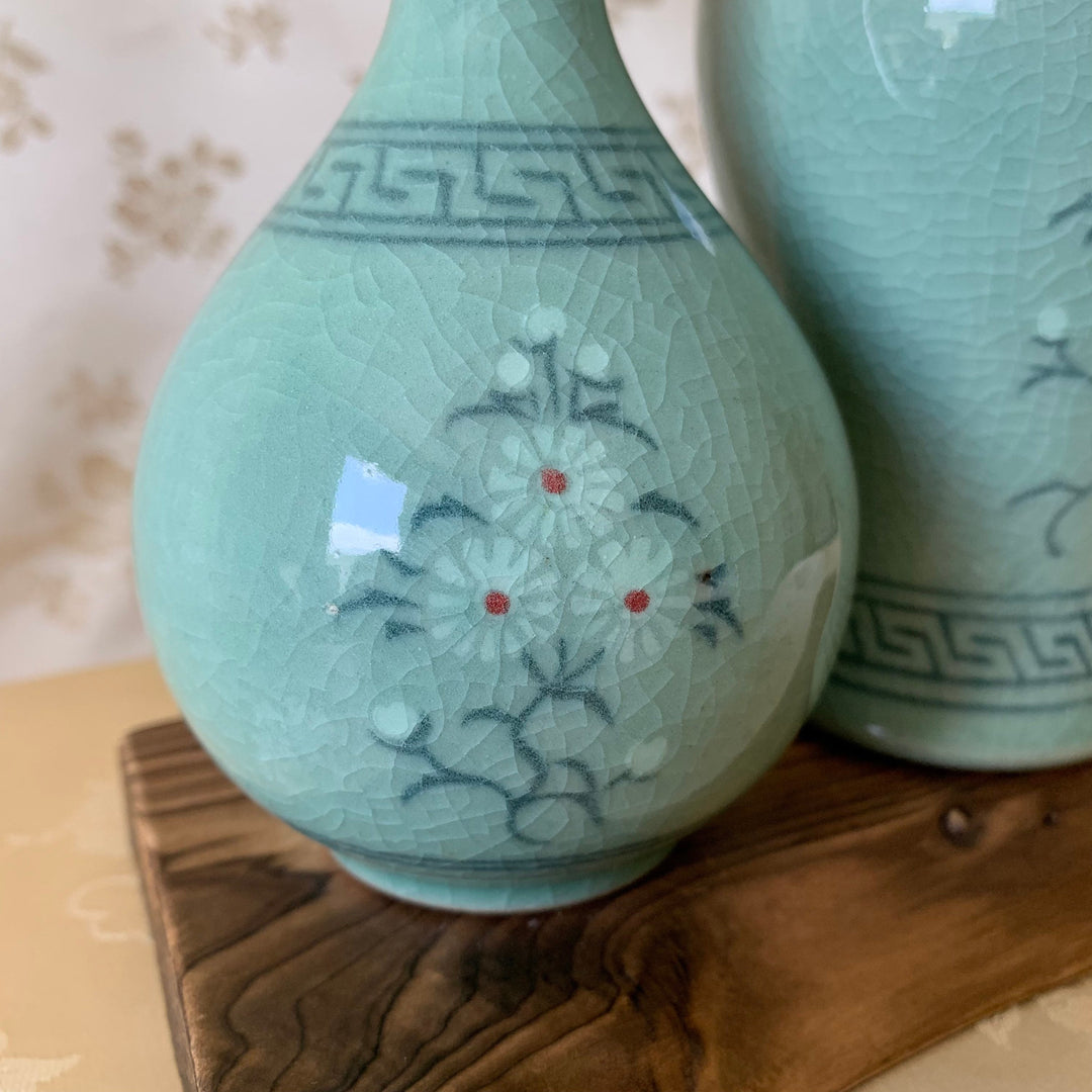韓国の伝統的な白い花が描かれた青磁の花瓶セット