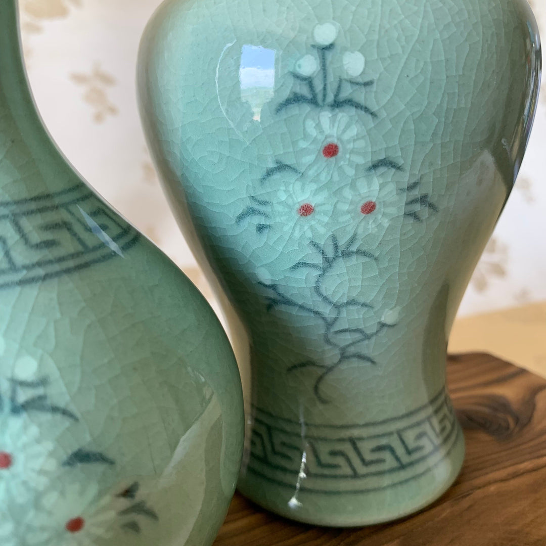 Koreanisches traditionelles Celadon-Vasen-Set mit weißen Blumen