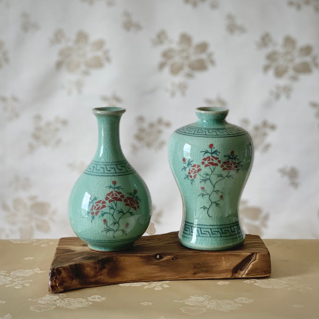 Koreanisches traditionelles Celadon-Vasenset mit roten Blumen