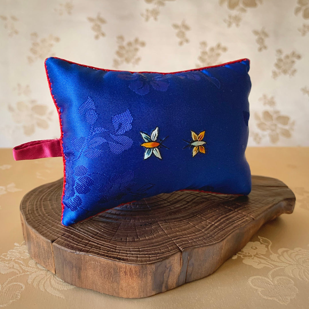 牡丹模様刺繍シルク枕型ニードルクッション (비단 바늘 꽂이)