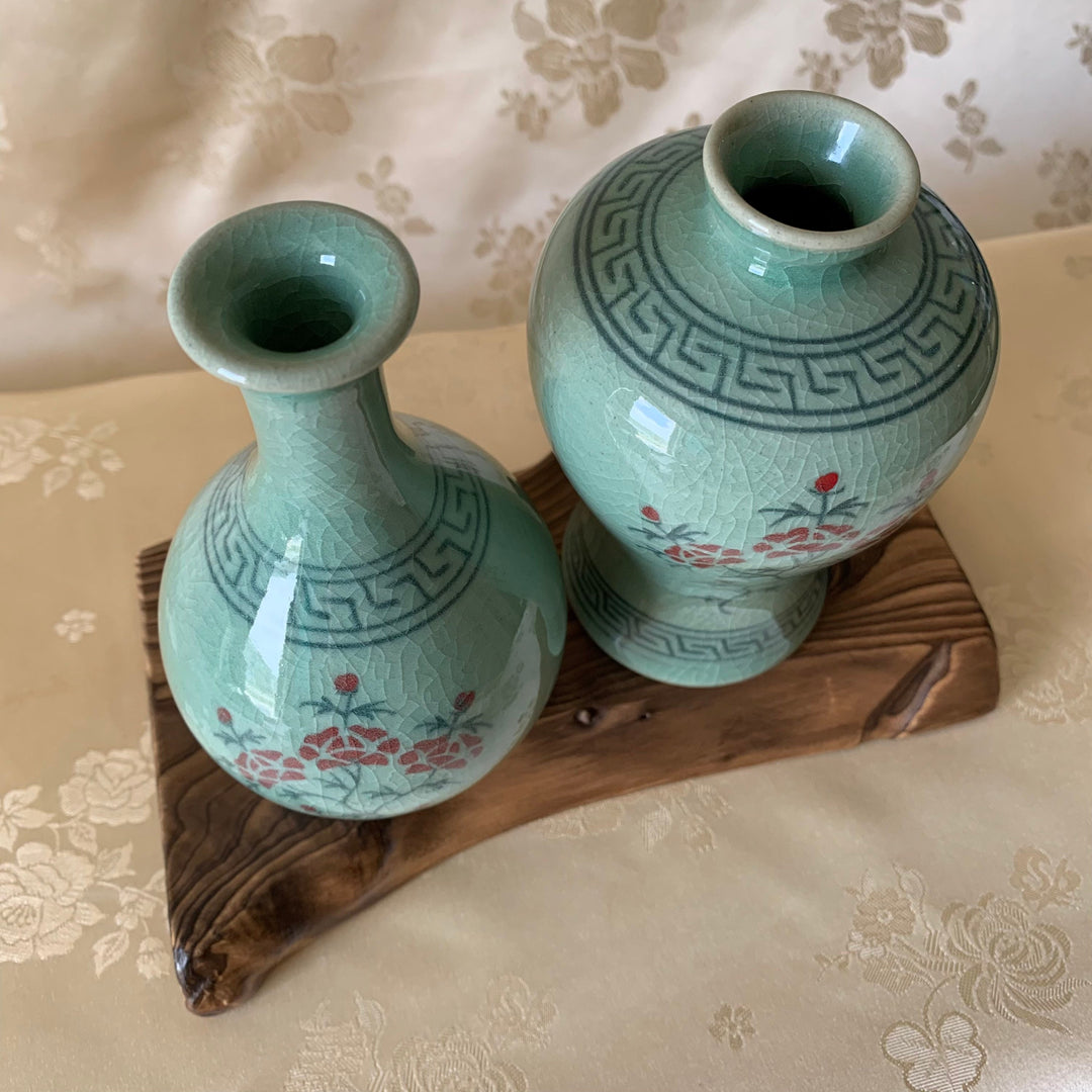 韓国の伝統的な青磁の花瓶セット、赤い花