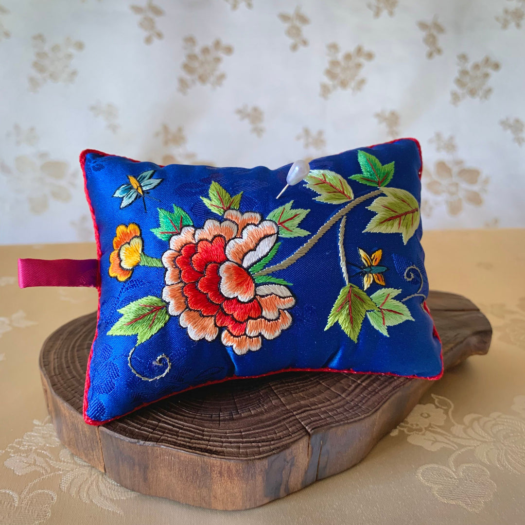 牡丹模様刺繍シルク枕型ニードルクッション (비단 바늘 꽂이)