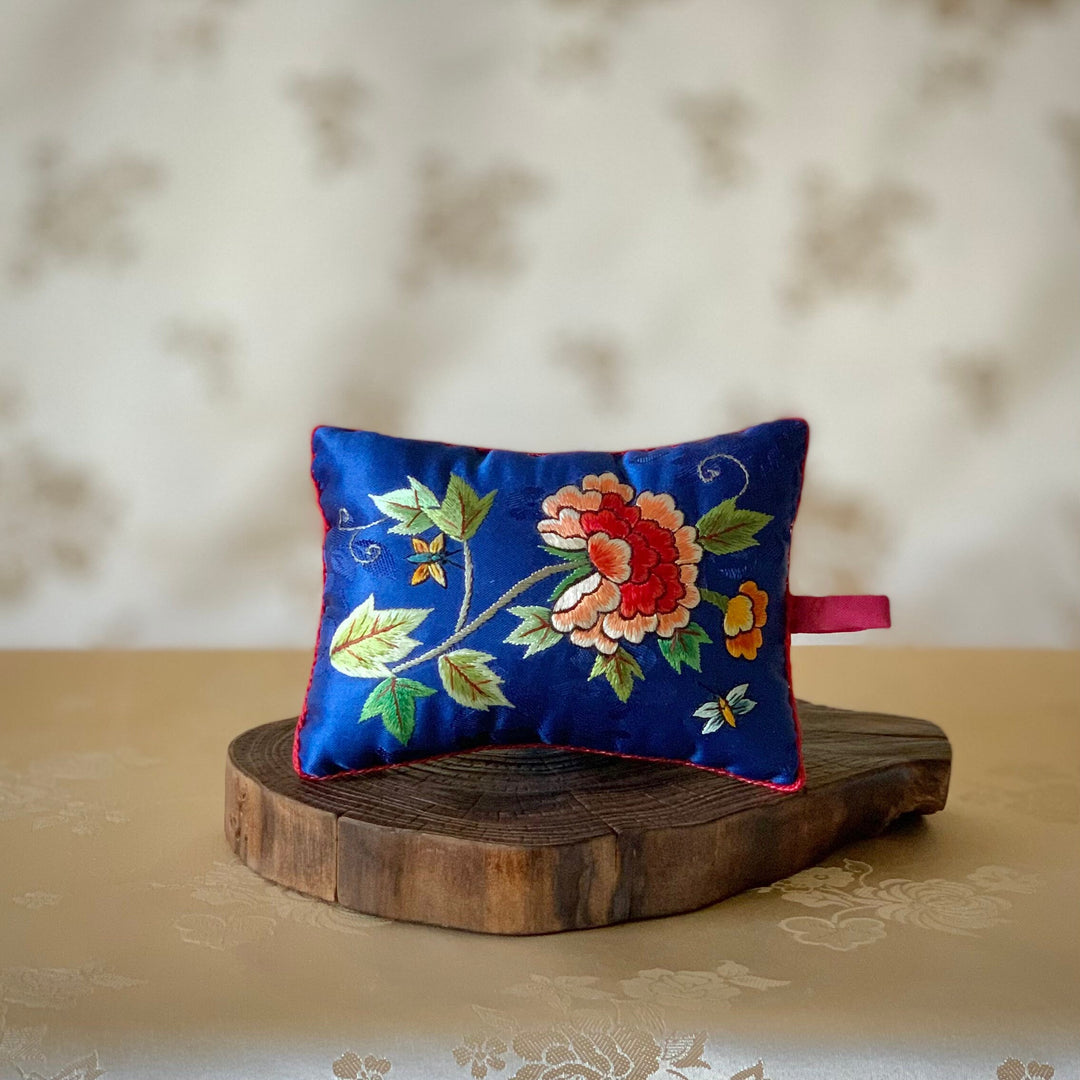 Silk Pillow Shaped Needle Pin Cushion with Embroidery Peony Pattern (비단 바늘 꽂이)