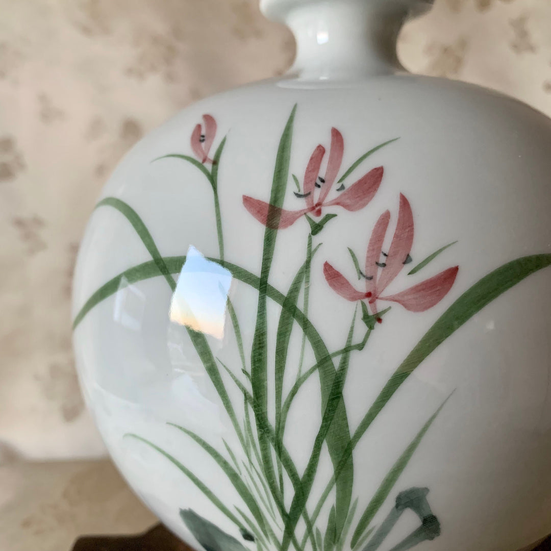 Rare Wild flower collection Korean white porcelain Baekja vase with flowers pattern