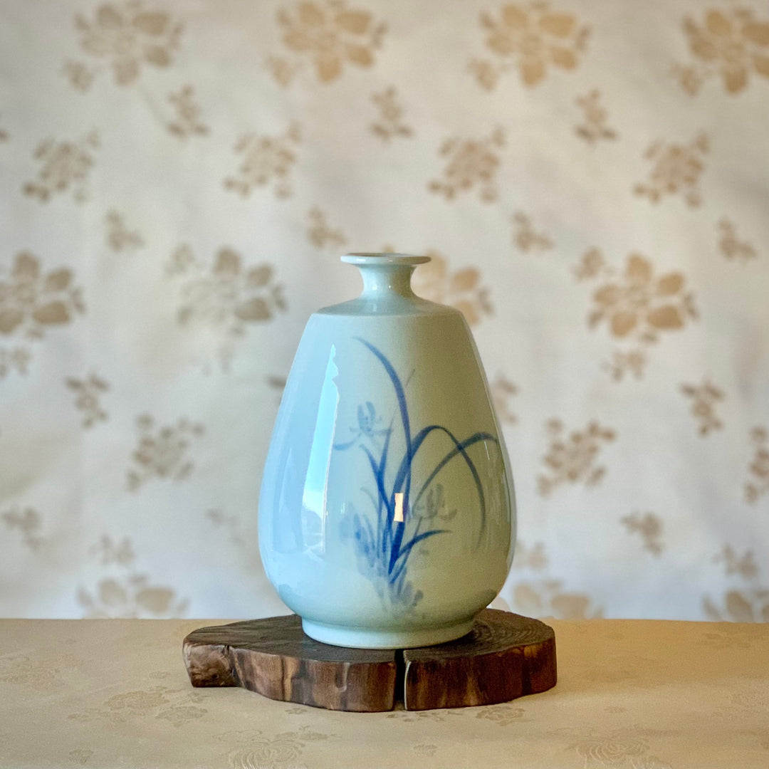 Seltene Wildblumen-Sammlung koreanische Baekja-Vase aus weißem Porzellan mit blauen Blumen