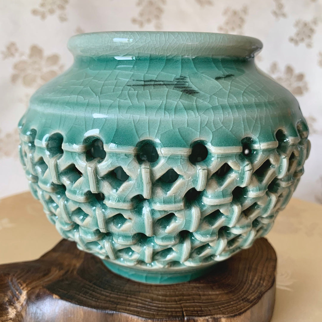 Durchbrochene doppelwandige Celadon-Vase mit Kranichmuster (청자 상감 학문 이중투각 호)