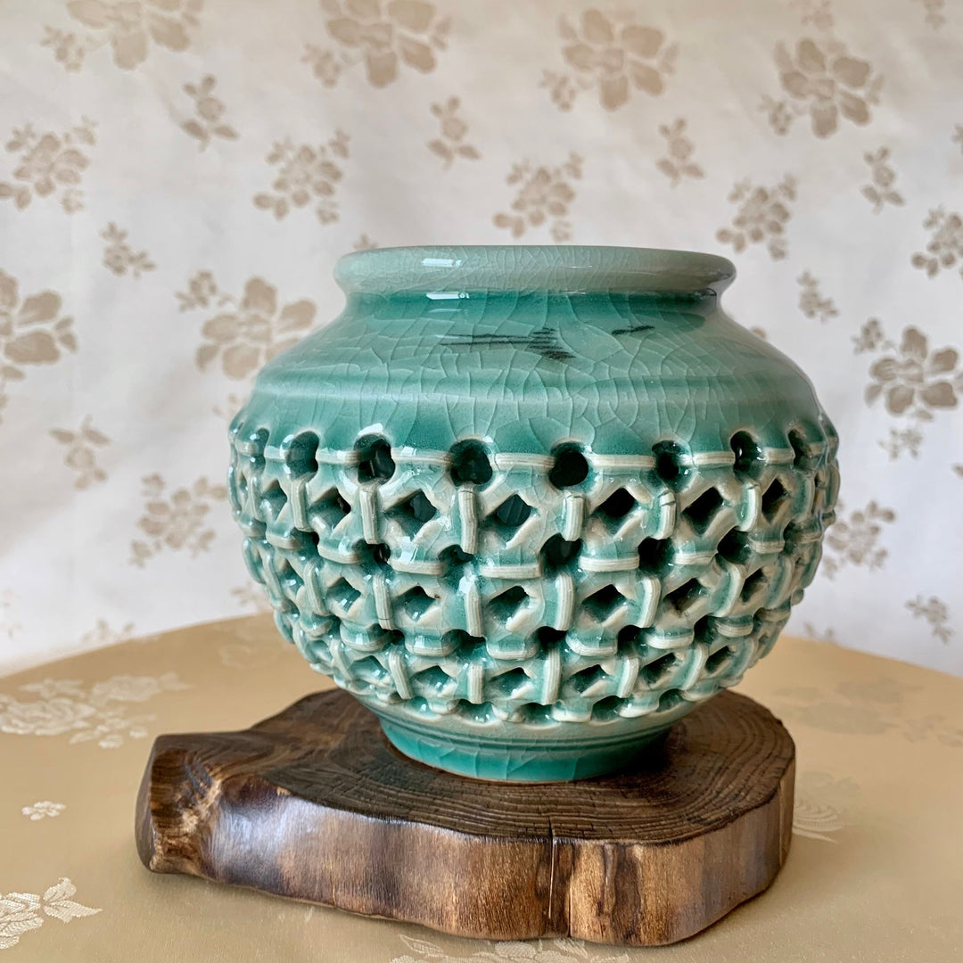Durchbrochene doppelwandige Celadon-Vase mit Kranichmuster (청자 상감 학문 이중투각 호)