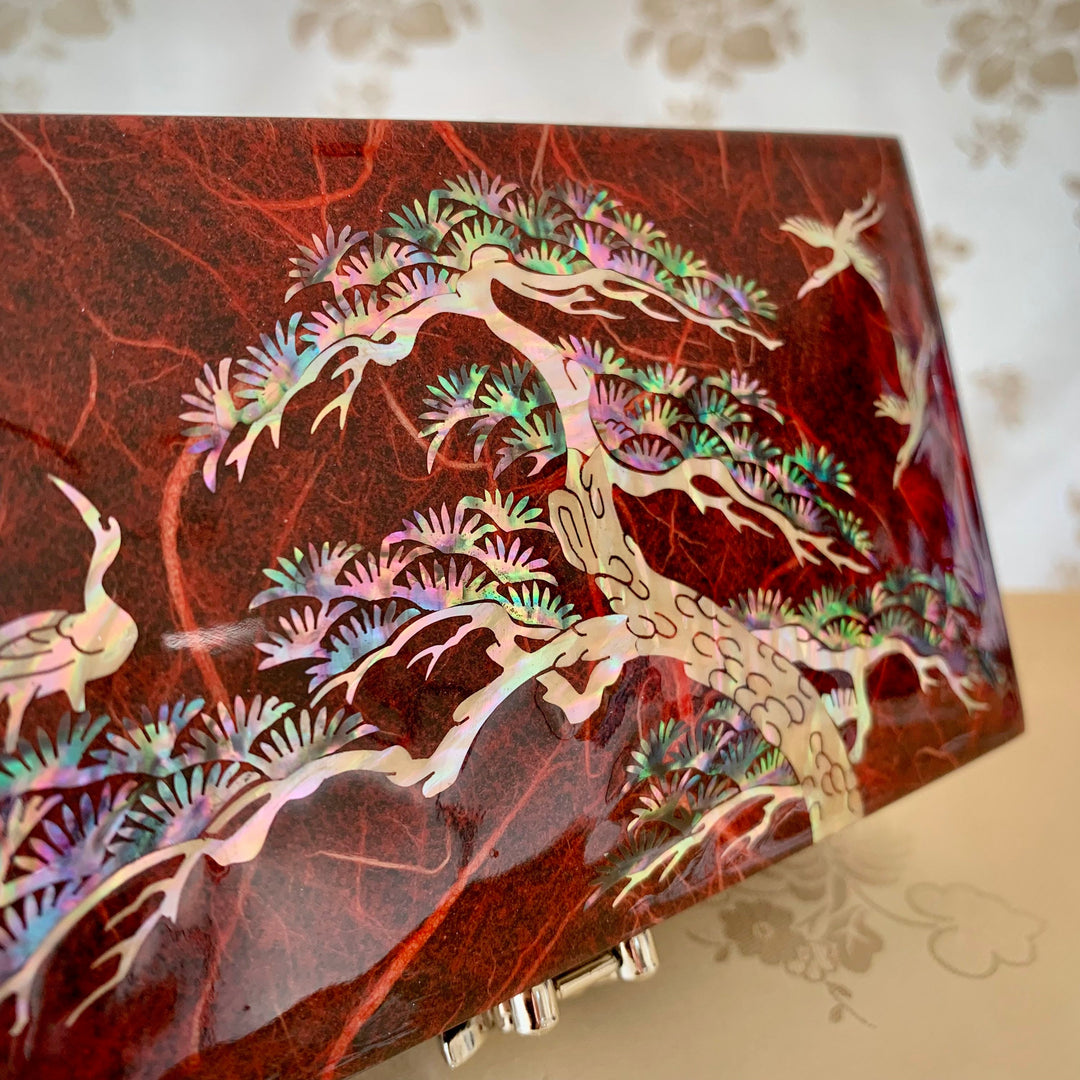 Koreanische traditionelle handgefertigte Perlmutt-Schmuckschatulle mit Kiefern- und Kranichmuster in Rot