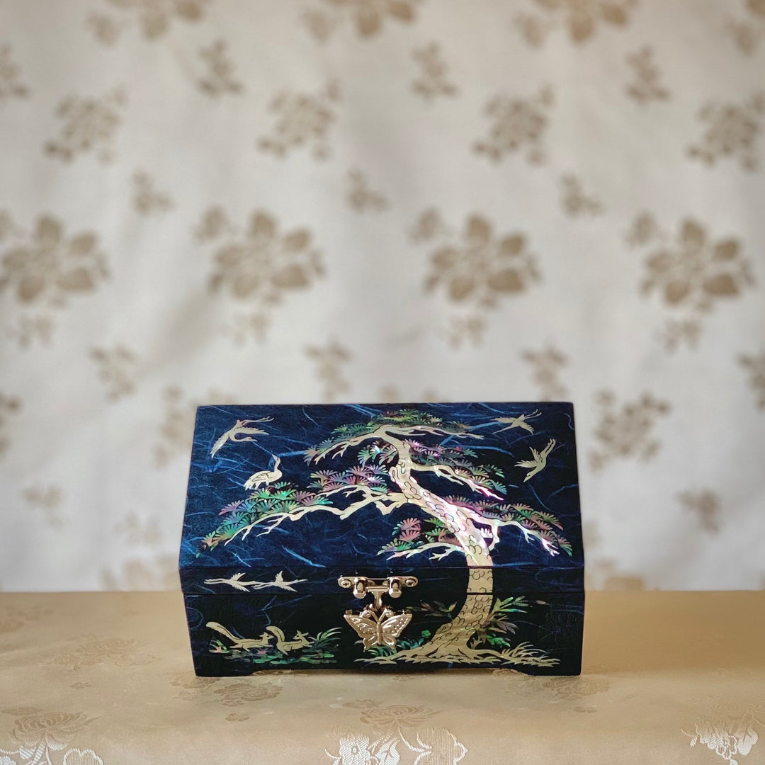 韓国の伝統的なマザーオブパールの手作りジュエリーボックス、松の木と鶴の模様ブルー