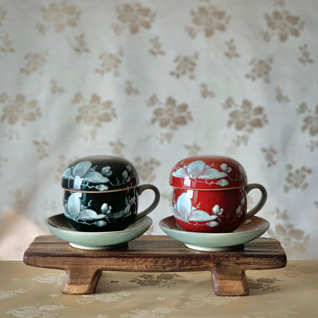 Seladon-Set aus roten und schwarzen Teetassen mit geprägtem Magnolienmuster (청자 양각 목련문 찻잔 세트)