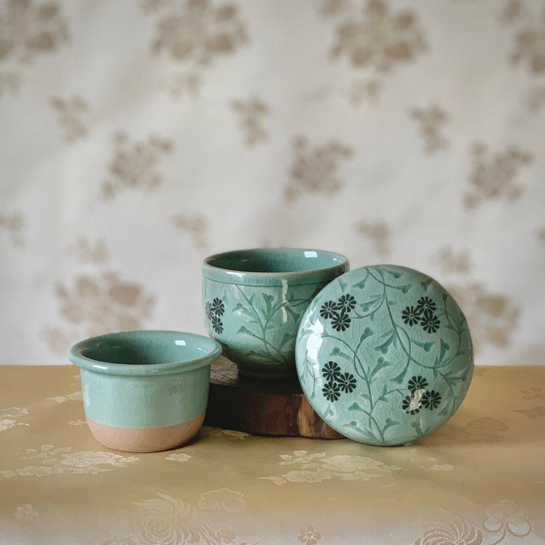 Seladon-Set aus zwei Teetassen mit eingelegtem Chrysanthemenmuster (청자 상감 국화문 찻잔 세트)