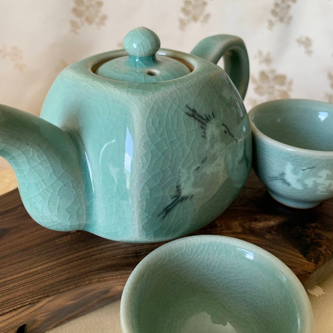 Celadon Set of Tea Pot and Cups with Inlaid Crane and Cloud Pattern (청자 상감 운학문 2인 다기 세트)