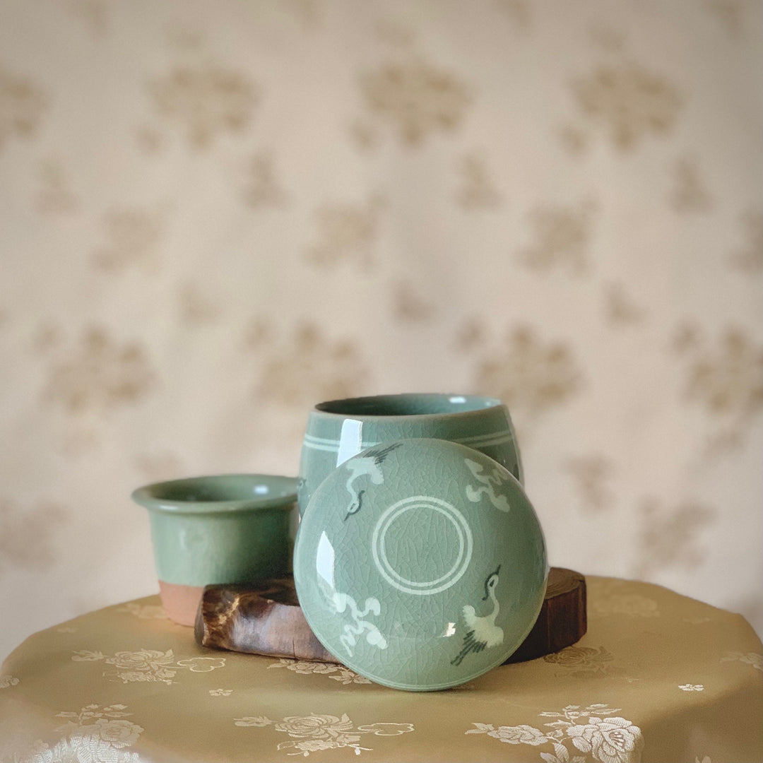 Seladon-Teetasse inklusive Teesieb mit eingelegtem Wolken- und Kranichmuster (청자 운학문 찻잔)