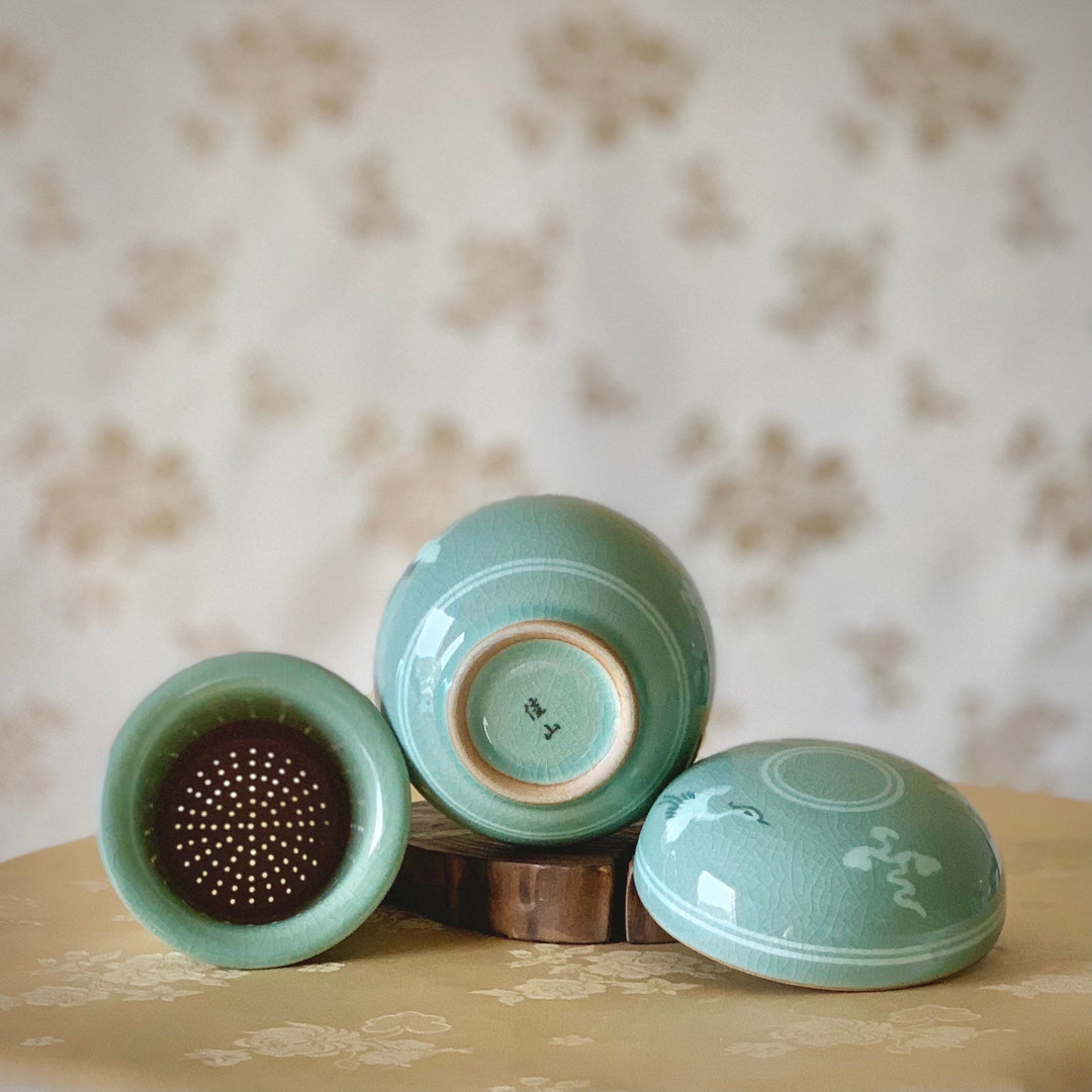 Celadon Tea Cup Including Infuser with Inlaid Clouds and Cranes Pattern (청자 운학문 찻잔)