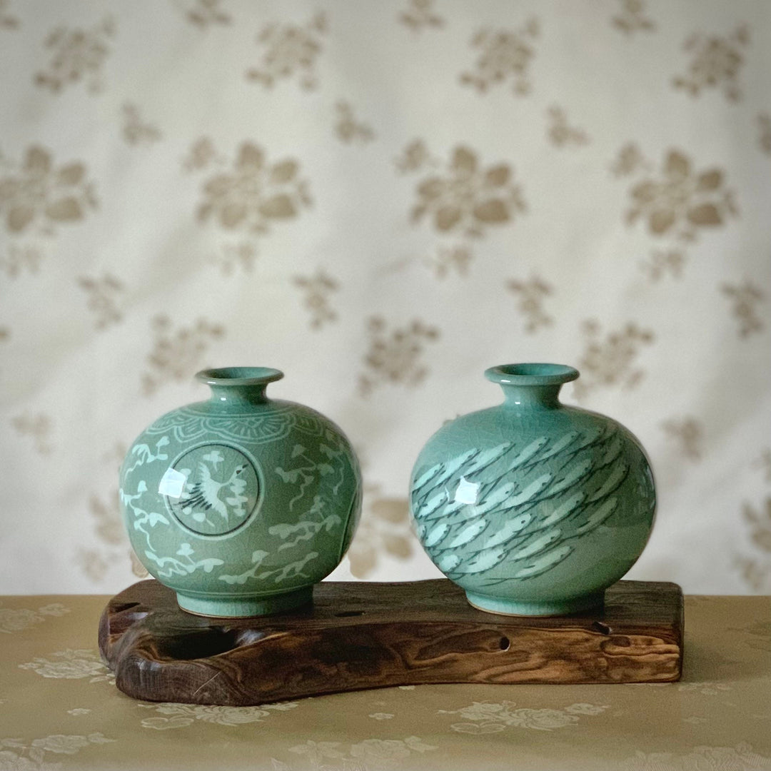 Seladon-Set aus zwei kleinen Vasen mit eingelegtem Kranich- und Fischmuster (청자 운학문, 어문 호 세트)