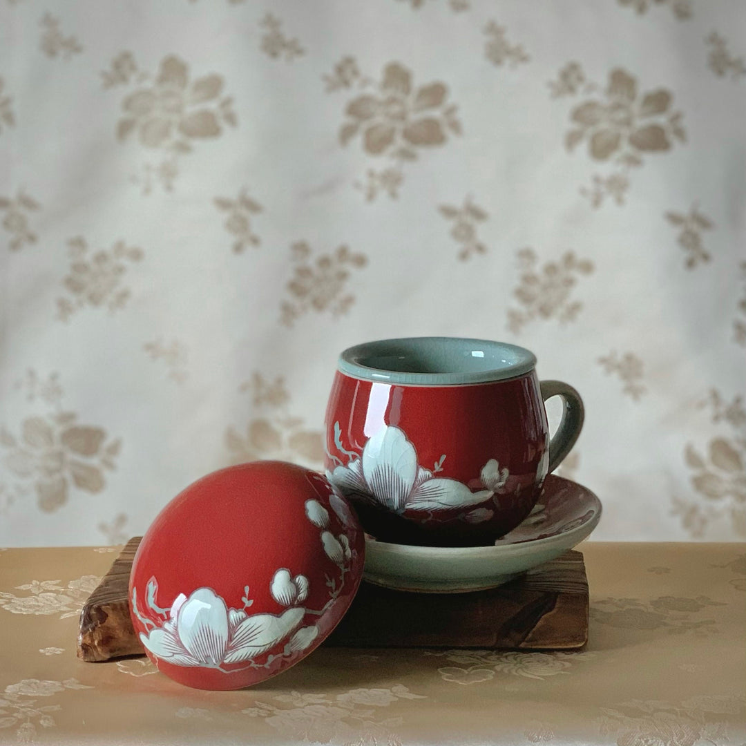 Seladon-Set aus roten und schwarzen Teetassen mit geprägtem Magnolienmuster (청자 양각 목련문 찻잔 세트)